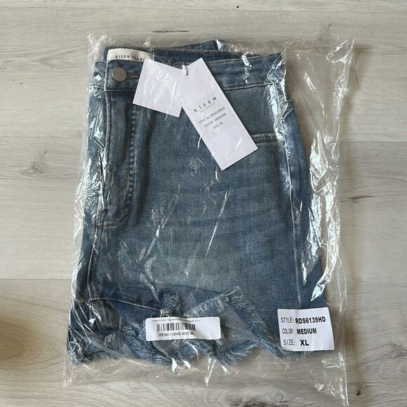 Risen Tummy Control High Rise Frayed Hem Denim Short in Medium wash New with tag - Picture 5 of 8